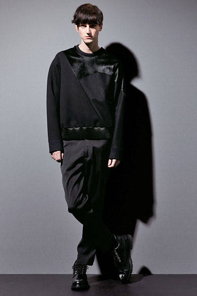 <strong>HANKYU MEN’S TOKYO<br /><br /> 2013-14 AUTUMN & WINTER COLLECTION<br /><br />  THEME｜FRENETIC<br />BRAND｜NEIL BARRETT</strong> <br /> <br />  バウハウスムーブメントにインスピレーションを得たニール・バレット2013年秋冬コレクション。その象徴的なモダニストのエスト（精神）が表現された、ふたつの異なる贅たくな素材使いとカッティングがニールらしいプルオーバーは阪急限定発売。プルオーバー16万8000円、パンツ6万3000円、シューズ11万3400円（ニール・バレット／阪急メンズ東京2階）　※パンツの実際の販売商品はデザインが変更。