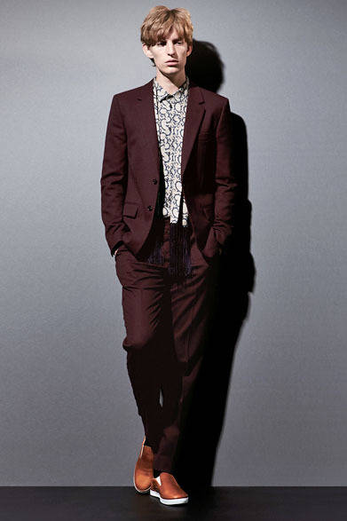 <strong>HANKYU MEN’S TOKYO<br /><br /> 2013-14 AUTUMN & WINTER COLLECTION<br /><br />  THEME｜FRENETIC<br />BRAND｜MAISON MARTIN MARGIELA</strong> <br /> <br />  スーツは阪急限定発売。スーツ21万1050円、シャツ5万5650円、スカーフ4万5150円、シューズ5万9850円（メゾン マルタン マルジェラ／阪急メンズ東京2階）