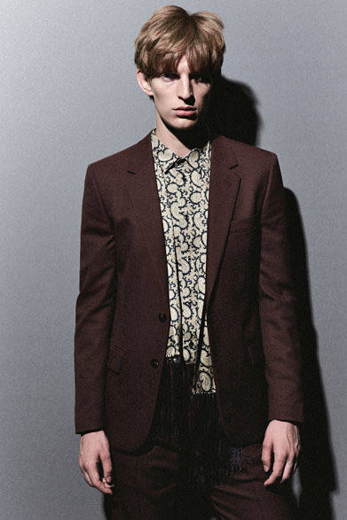 <strong>HANKYU MEN’S TOKYO<br /><br /> 2013-14 AUTUMN & WINTER COLLECTION<br /><br />  THEME｜FRENETIC<br />BRAND｜MAISON MARTIN MARGIELA</strong> <br /> <br />  スーツは阪急限定発売。スーツ21万1050円、シャツ5万5650円、スカーフ4万5150円（メゾン マルタン マルジェラ／阪急メンズ東京2階）