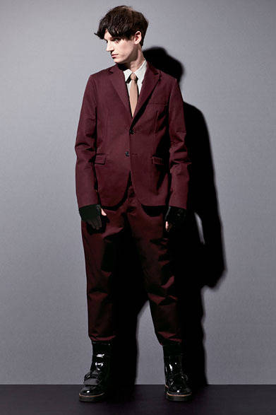 <strong>HANKYU MEN’S TOKYO<br /><br /> 2013-14 AUTUMN & WINTER COLLECTION<br /><br />  THEME｜FRENETIC<br />BRAND｜MARNI</strong> <br /> <br />  ジャケット10万8150円、シャツ4万7250円、パンツ4万2000円、ネクタイ1万5750円、グローブ7万8750円、ブーツ9万3450円（マルニ／阪急メンズ東京2階）