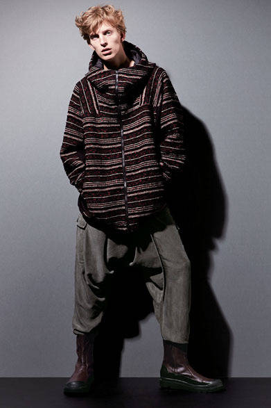 <strong>HANKYU MEN’S TOKYO<br /><br /> 2013-14 AUTUMN & WINTER COLLECTION<br /><br />  THEME｜FRENETIC<br />BRAND｜ISSEY MIYAKE MEN</strong> <br /> <br />  ブルゾン26万2500円、パンツ4万5150円、シューズ5万400円（イッセイ ミヤケ メン／阪急メンズ東京3階）