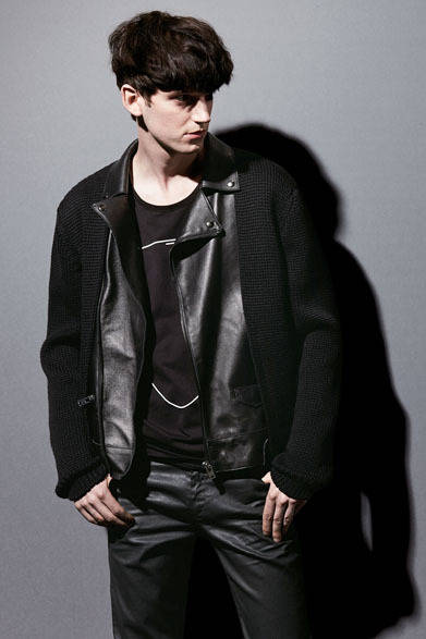 <strong>HANKYU MEN’S TOKYO<br /><br /> 2013-14 AUTUMN & WINTER COLLECTION<br /><br />  THEME｜FRENETIC<br />BRAND｜CoSTUME NATIONAL</strong> <br /> <br />  ニットジャケットは阪急先行発売。Tシャツは阪急限定発売。ニットジャケット16万1700円、Tシャツ1万4700円、デニムパンツ3万450円（コスチューム ナショナル／阪急メンズ東京2階）