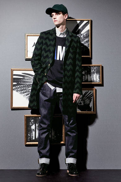 <strong>HANKYU MEN’S TOKYO<br /><br /> 2013-14 AUTUMN & WINTER COLLECTION<br /><br />  THEME｜FRENETIC<br />BRAND｜AMI ALEXANDRE MATTIUSSI</strong> <br /> <br />  コートは阪急限定発売。コート9万8280円、スウェット2万2470円、シャツ3万4440円、デニムパンツ2万6880円、キャップ1万3650円、シューズ参考商品（アミ アレクサンドル マテュッシ／阪急メンズ東京4階「ガラージュ D.エディット」）