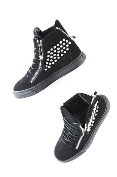 <strong>HANKYU MEN’S TOKYO<br /><br /> 2013-14 AUTUMN & WINTER COLLECTION<br /><br />  THEME｜FRENETIC<br />BRAND｜GIUSEPPE ZANOTTI DESIGN HOMME</strong> <br /> <br />  ジュゼッペ・ザノッティ・デザイン オムのアイコンともいえるスタッズ使いが斬新なスニーカー。シューズ10万9200円（ジュゼッペ・ザノッティ・デザイン オム）