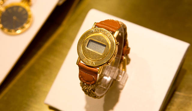 ゴールドケースの前面に「BVLUGARI ROMA」とロゴを入れた幻のデジタルウォッチ。天然素材の麻紐のストラップなど、1970年代の流行を取り入れたスタイルは今も新鮮で魅力的だ