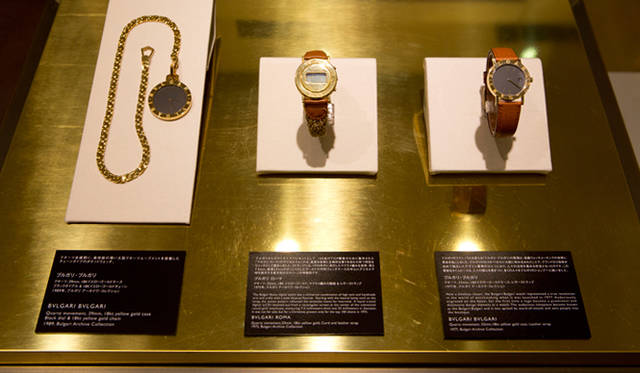 表参道で開催された「ブルガリ・ブルガリ」展では、1975年にギフトとして贈られたデジタルモデル（中央）をはじめ、1977年のファーストモデル（右）、1989年のポケットウォッチ（左）など、各時代のトレンドを取り入れた多彩なモデルが展示された