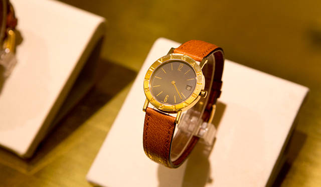 ブルガリ・ブルガリ ウォッチの直接のルーツといえる1977年に登場したファーストモデル。手巻きムーブメントを搭載したシンプルな2針ウォッチ。ゴールドケースの直径は30mm。ブラックエナメルダイヤル