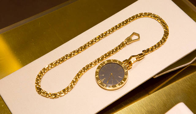 1989年に発表された「ブルガリ・ブルガリ」のチェーンタイプのポケットウォッチ。39mmの18イエローゴールドケースに薄型クオーツムーブメントを搭載する