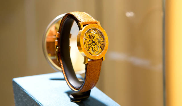 ブルガリ初の本格的機械式スケルトンウォッチとして1996年に発表された「ブルガリ・ブルガリ」。18Kイエローゴールドのケースに、ムーブメントが美しく輝くモデルであった