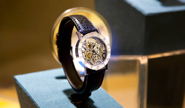 1996年に発表された18Kイエローゴールドケースのスケルトン「ブルガリ・ブルガリ」に続き、1998に登場した18Kホワイトゴールドモデル