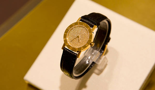 1991年に発表された本作は、26mmの18Kイエローゴールドケースにクオーツを搭載。パヴェダイヤモンドのダイヤルが美しい華やかなモデル