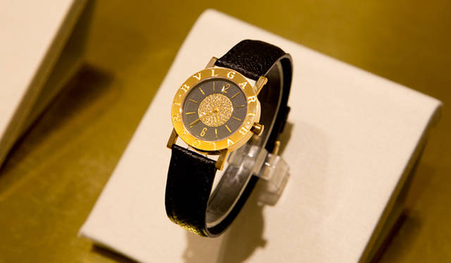 径33mmの18Kイエローゴールドケースに、ダイヤをセットした1995年の「ブルガリ・ブルガリ」