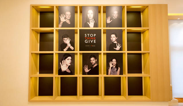 会場内に設置された、ブルガリがワールドワイドで展開するチャリティープログラム「Stop Think Give」。紛争地域で被害を受けている子供たちに教育機会を提供することを目的とする