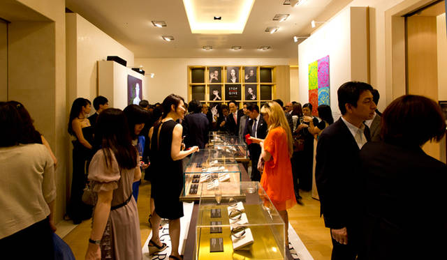 「ブルガリ 表参道ツイン・ショップ」で開催された「ブルガリ・ブルガリ」展の会場にて