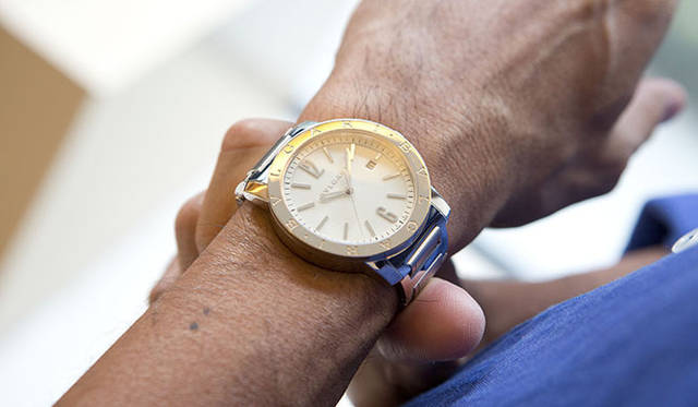 ブルガリのロゴをダブルでベゼルに刻み、シンプルだが力強いデザインで1977年の誕生以来、セレブリティを筆頭に世界中の人々に愛されてきた「ブルガリ・ブルガリ」。誕生から約40年を迎えた今年、自社ムーブメントをはじめて搭載し完全リニューアルされた。120万7500円（左：SS&18KPGケース）、66万1500円（右：SSケース）