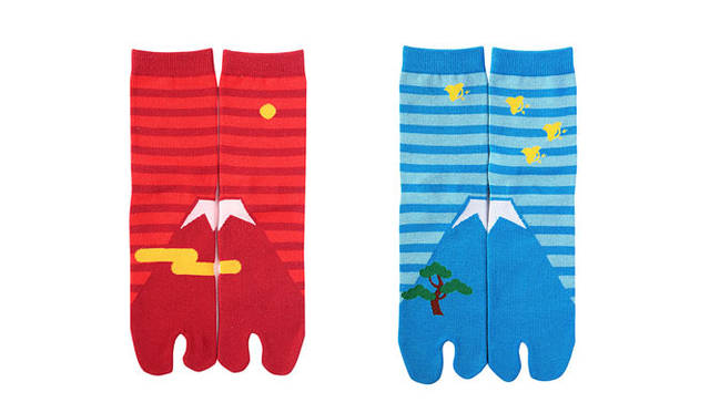 <strong>富士山を世界遺産にする国民会議｜富嶽三十六プロジェクト</strong>　「足袋ソックス 青富士 / 赤富士」各998円（京東都）http://www.duomocoltd.com/ktt/CONTENT/fuji.html