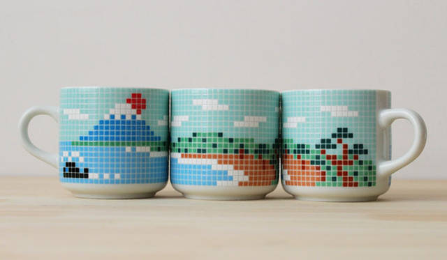 <strong>富士山を世界遺産にする国民会議｜富嶽三十六プロジェクト</strong>　「富士山タイルマグ 小」各1890円（The Porcelains）http://www.souvenirfromtokyo.jp/products/d1295