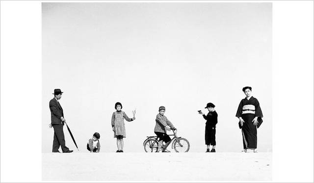 <strong>SHOJI UEDA MUSEUM OF PHOTOGRAPHY</strong>　植田正治生誕100年特別企画展「SHOJI UEDA:DUNES」　「パパとママとコドモたち」（1949年）©:Shoji Ueda