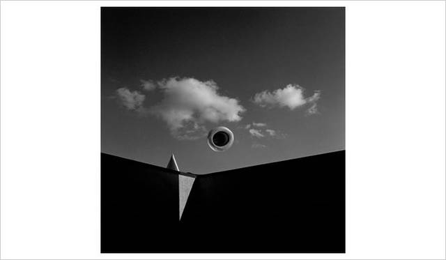 <strong>SHOJI UEDA MUSEUM OF PHOTOGRAPHY</strong>　植田正治生誕100年特別企画展「Shoji Ueda –Dunes-」　シリーズ「砂丘モード」より（1985年）©:Shoji Ueda