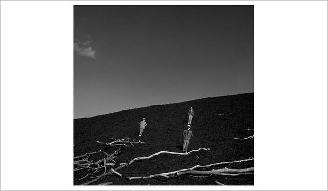 <strong>SHOJI UEDA MUSEUM OF PHOTOGRAPHY</strong>　植田正治生誕100年特別企画展「SHOJI UEDA:DUNES」　シリーズ「砂丘モード」より（1985年）©:Shoji Ueda