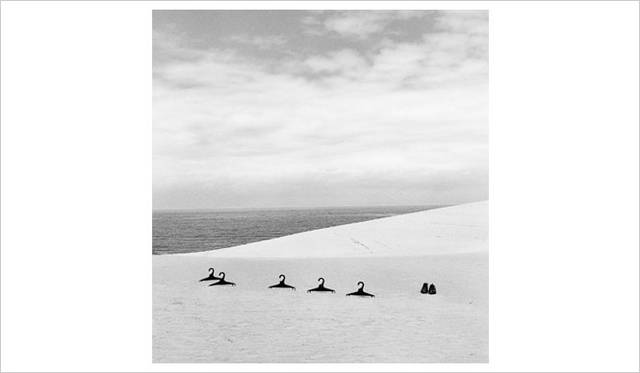 <strong>SHOJI UEDA MUSEUM OF PHOTOGRAPHY</strong>　植田正治生誕100年特別企画展「SHOJI UEDA:DUNES」　シリーズ「砂丘モード」より（1983年）©:Shoji Ueda