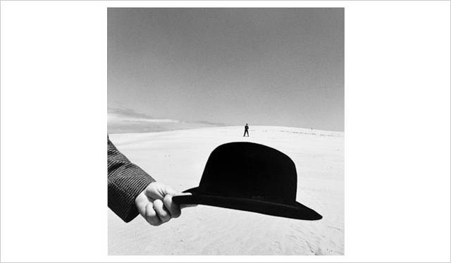 <strong>SHOJI UEDA MUSEUM OF PHOTOGRAPHY</strong>　植田正治生誕100年特別企画展「SHOJI UEDA:DUNES」　シリーズ「砂丘モード」より（1983年）