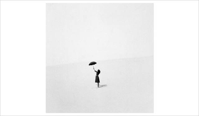 <strong>SHOJI UEDA MUSEUM OF PHOTOGRAPHY</strong>　植田正治生誕100年特別企画展「SHOJI UEDA:DUNES」　「砂丘人物」（1950年頃）©:Shoji Ueda