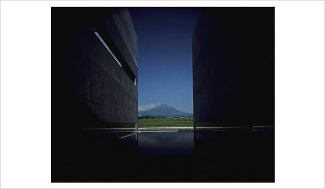 <strong>SHOJI UEDA MUSEUM OF PHOTOGRAPHY</strong>　植田正治生誕100年特別企画展「Shoji Ueda –Dunes-」　大山と逆さ大山を望む（植田正治写真美術館 館内より）