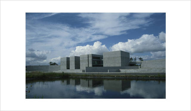 <strong>SHOJI UEDA MUSEUM OF PHOTOGRAPHY</strong>　植田正治生誕100年特別企画展「SHOJI UEDA:DUNES」　植田正治写真美術館外観（建築：高松 伸）