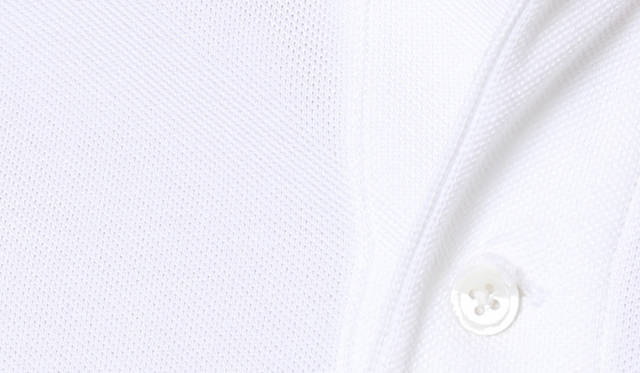 優良な品種の綿花を交配して生まれた「ハイブリッド超長綿」を甘撚りすることで、ソフトな風合いとほどよい光沢をもたせている