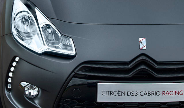 フロントの「DS」バッジにも紅があしらわれる