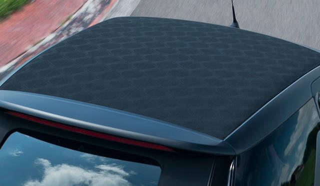 ルーフはカーボン調のキャンパストップ