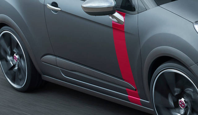 ボデサイドには太い紅のラインがはしる