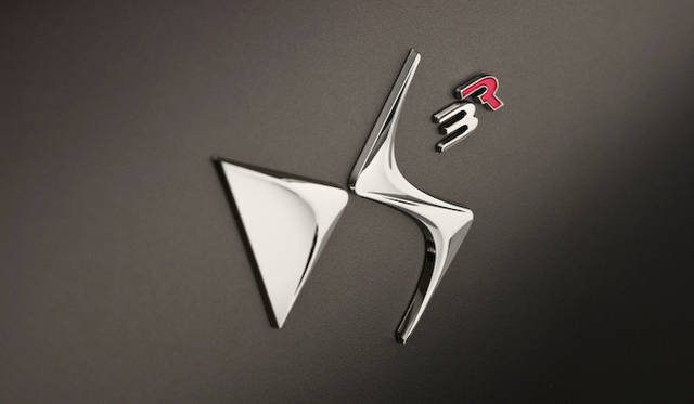 DS3ロゴの右肩に、紅のRが添えられる