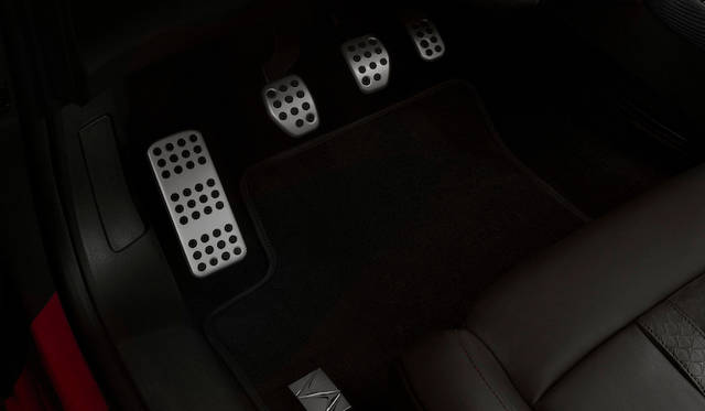 ドアシルにも紅