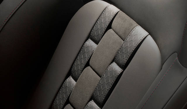 シートは、ナッパレザーとアルカンターラ、そしてDSのエンボスが入ったレザーのコンビネーション