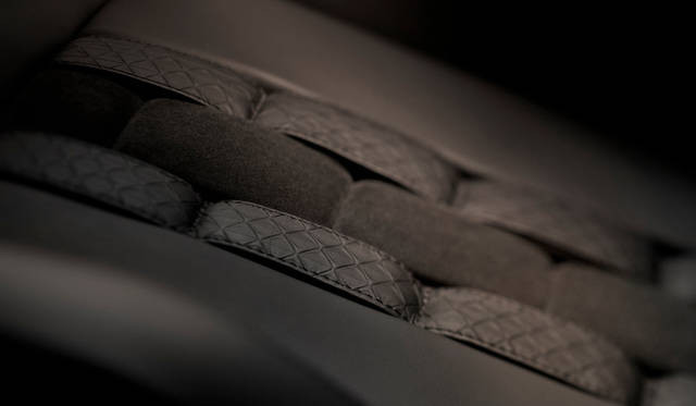 シートは、ナッパレザーとアルカンターラ、そしてDSのエンボスが入ったレザーのコンビネーション