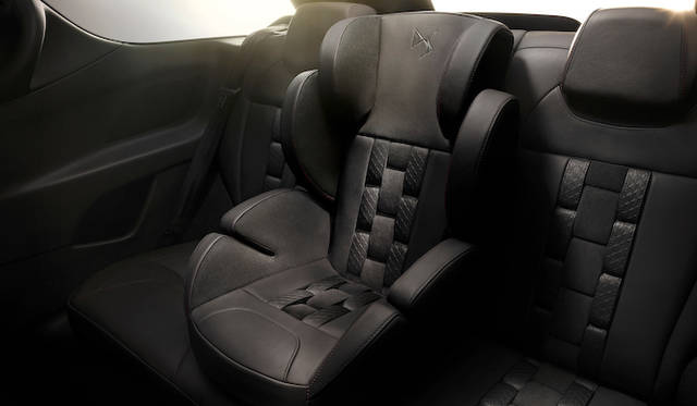 通常のシートとおなじ素材でつくられた、お揃いのチャイルドシート