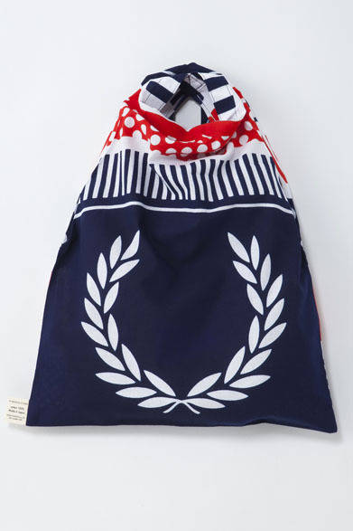 <strong> FRED PERRY｜フレッドペリー</strong>　フレッドペリー×高橋理子コラボレーション「TAKAHASHI HIROKO for FRED PERRY」　SLEEVE BAG 3465円