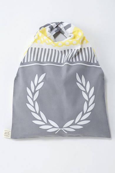 <strong> FRED PERRY｜フレッドペリー</strong>　フレッドペリー×高橋理子コラボレーション「TAKAHASHI HIROKO for FRED PERRY」　SLEEVE BAG 3465円