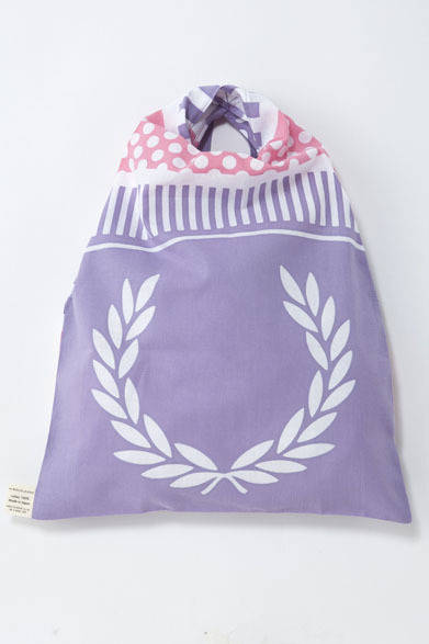 <strong> FRED PERRY｜フレッドペリー</strong>　フレッドペリー×高橋理子コラボレーション「TAKAHASHI HIROKO for FRED PERRY」　SLEEVE BAG 3465円