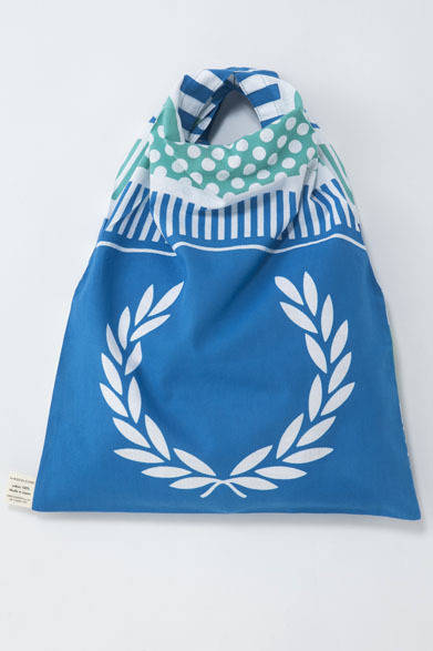 <strong> FRED PERRY｜フレッドペリー</strong>　フレッドペリー×高橋理子コラボレーション「TAKAHASHI HIROKO for FRED PERRY」　SLEEVE BAG 3465円