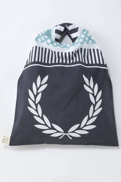 <strong> FRED PERRY｜フレッドペリー</strong>　フレッドペリー×高橋理子コラボレーション「TAKAHASHI HIROKO for FRED PERRY」　SLEEVE BAG 3465円