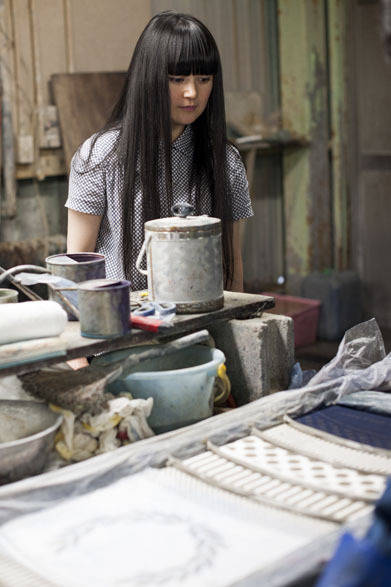 <strong> FRED PERRY｜フレッドペリー</strong>　フレッドペリー×高橋理子コラボレーション「TAKAHASHI HIROKO for FRED PERRY」　染め工場（協和染晒工場）での高橋理子さん