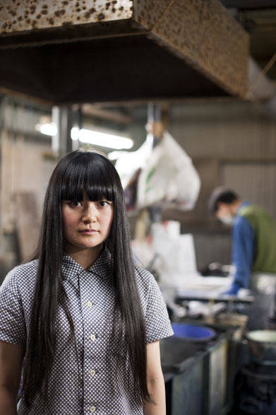 <strong> FRED PERRY｜フレッドペリー</strong>　フレッドペリー×高橋理子コラボレーション「TAKAHASHI HIROKO for FRED PERRY」　染め工場（協和染晒工場）での高橋理子さん