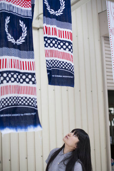 <strong> FRED PERRY｜フレッドペリー</strong>　フレッドペリー×高橋理子コラボレーション「TAKAHASHI HIROKO for FRED PERRY」　染め工場（協和染晒工場）での高橋理子さん