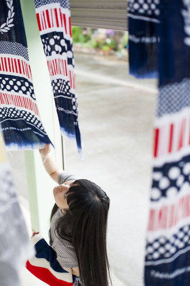 <strong> FRED PERRY｜フレッドペリー</strong>　フレッドペリー×高橋理子コラボレーション「TAKAHASHI HIROKO for FRED PERRY」　染め工場（協和染晒工場）での高橋理子さん