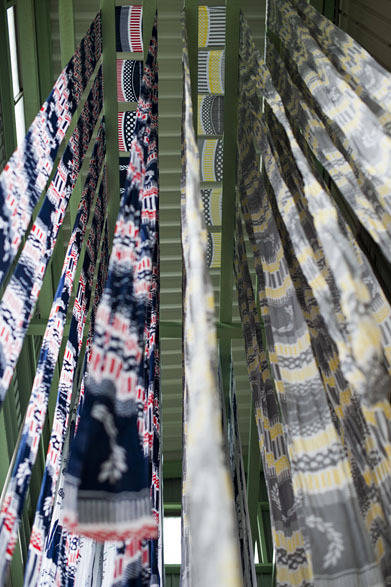 <strong> FRED PERRY｜フレッドペリー</strong>　フレッドペリー×高橋理子コラボレーション「TAKAHASHI HIROKO for FRED PERRY」　天日干し