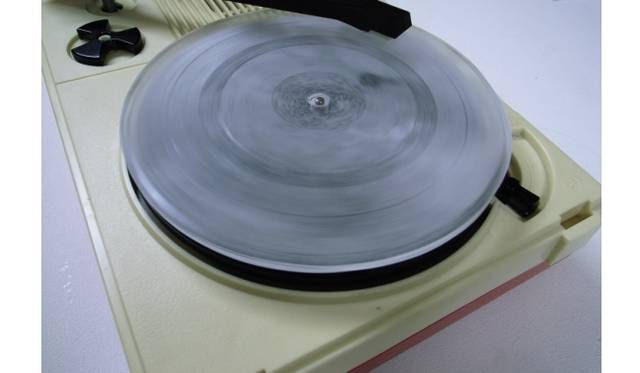 <strong>ART｜『堂島リバービエンナーレ2013』</strong>　八木 良太<br />Vinyl 2005-2008 Record made of ice, record player and video photo: Kazuo Fukunaga silicone mold: 2 x 18 x 18 cm, portable record player: 7 x 38 x 21 cm © Lyota Yagi, courtesy of MUJIN-TO Production, Tokyo