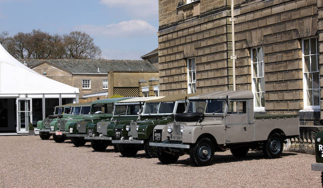 手前はホイールベースの長さから107インチとよばれたモデル。1953年に発表された